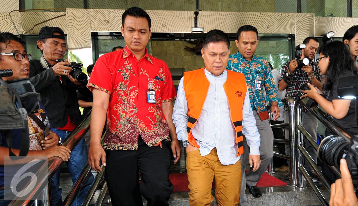 Komisi Pemberantasan Korupsi (KPK) kembali memeriksa tersangka anggota DPRD Muba, Adam Munandar di Gedung KPK, Jakarta, Jumat (24/7/2015). Adam diperiksa terkait pembahasan APBD-P Pemerintah Daerah Muba tahun anggaran 2015. (Liputan6.com/Yoppy Renato)
