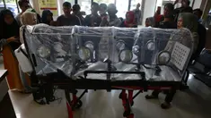 Petugas kesehatan Pelabuhan Kelas II Panjang menunjukkan tandu pelindung (isolation camber) di Lampung, Selasa (28/1/2020). Isolation camber ini menyerupai sebuah tandu yang dilengkapi dengan penutup sebagai ruang isolasi sementara untuk melindungi pasien terjangkit virus corona. (AFP/Perdiansyah)
