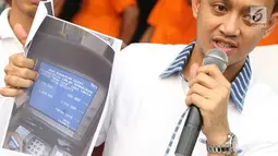 Petugas memberi keterangan terkait kasus penipuan dengan ATM di Mapolres Metro Jakarta Barat, Senin (14/8). Polres Jakarta Barat berhasil mengamankan 4 orang tersangka kasus penipuan menggunakan ATM di Tamansari. (Liputan6.com/Immanuel Antonius)