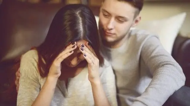 Ilustrasi Menghibur Wanita. (foto: Pinterest).