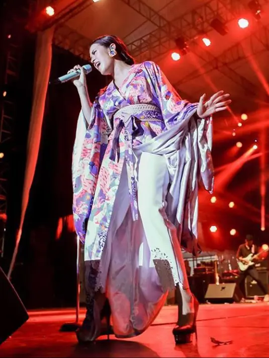 Baju kimono yang dipadukan dengan celana putih dan sepatu heels juga mempercantik penampilan Raisa di panggung. (Liputan6.com/IG/@raisa6690)
