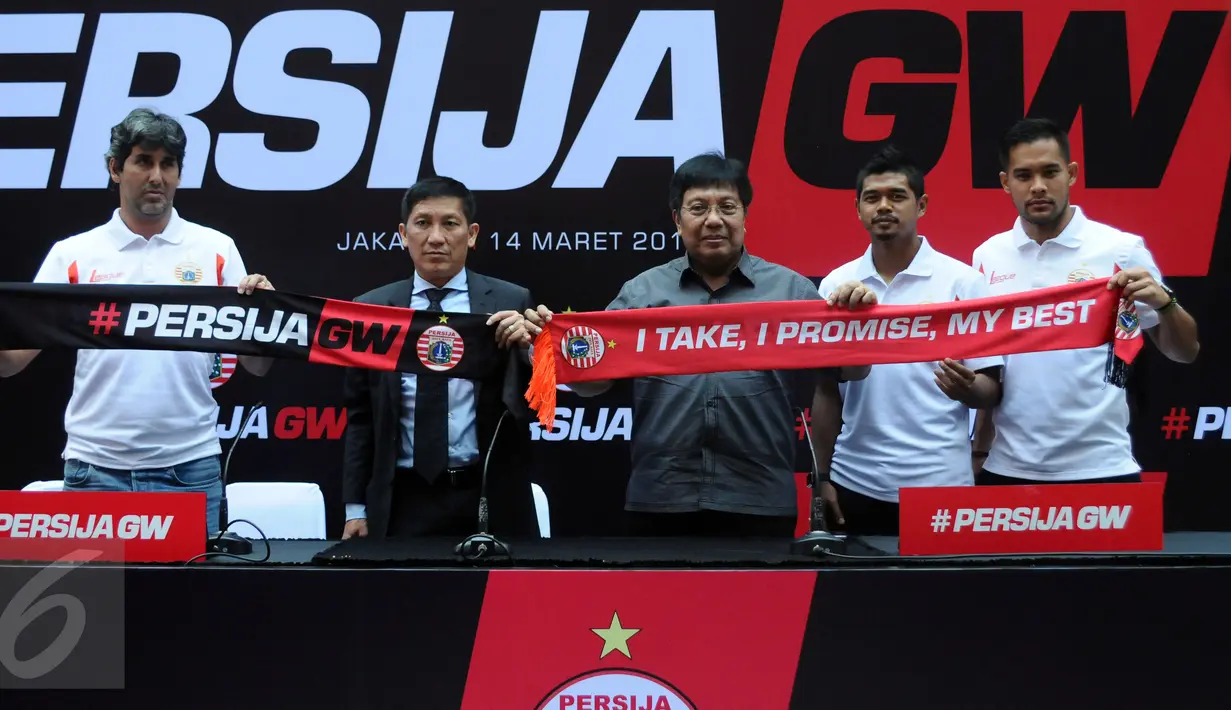 Presiden Klub Persija, Ferry Paulus (kedua kiri) berfoto bersama Direktur Persija yang baru, Gede Widiade dan pemain serta pelatih saat perkenalan menajemen baru di Jakarta, Selasa (14/2). (Liputan6.com/Helmi Fithriansyah)