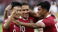 Pemain tengah timnas Indonesia, Witan Sulaeman (kiri) merayakan golnya ke gawang Kamboja pada kualifikasi Grup A Piala AFF 2022 di Stadion Utama Gelora Bung Karno, Jakarta, Jumat (23/12/2022). Egy Maulana Vikry dan Witan Sulaeman berhasil melesakkan gol ke gawang Kamboja hingga laga berakhir dengan kemenangan Indonesia 2-1. (Liputan6.com/Helmi Fithriansyah)