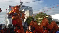 Ribuan warga memadati ruas jalan utama di Kota Pontianak, Kalimantan Barat, menyaksikan perayaan Cap Go Meh 2569 atau tahun 2018 Masehi. (Liputan6.com/Raden AMP)