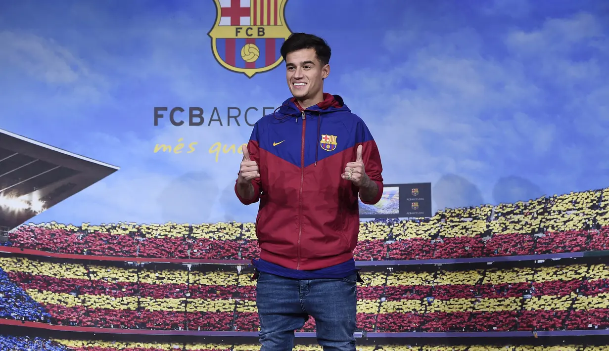 Gelandang baru Barcelona, Philippe Coutinho, diperkenalkan kepada publik di Barcelona, Minggu (7/1/2018). Pemain asal Brasil ini resmi didatangkan dari Liverpool dengan harga 160 juta euro. (AFP/Josep Lago)