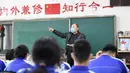 Para murid mengikuti kelas di Sekolah Menengah Pertama No. 87 di Changchun, Provinsi Jilin, China timur laut, (20/4/2020). Lebih dari 56.000 pelajar tahun akhir sekolah menengah pertama di Changchun kembali masuk sekolah pada Senin (20/4). (Xinhua/Yan Linyun)