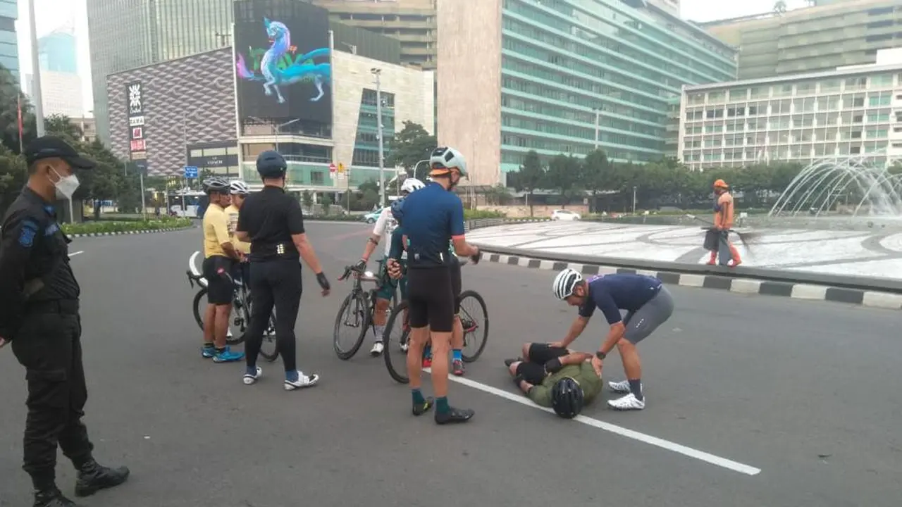 Pesepada ditabrak mobil di kawasan Bundaran HI, Jakarta pada Jumat (12/3) pagi. Pesepeda tersebut diduga menjadi korban tabrak lari.