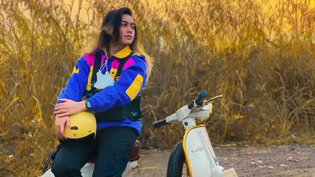 Anak Motor, Ini Penampilan Boyish Sintya Marisca saat Naik Vespa