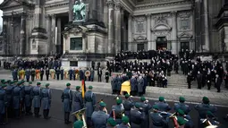 Suasana upacara penghormatan untuk mendiang mantan Presiden Jerman Roman Herzog di Gereja Katedral Berlin, Jerman (24/1). Roman Herzog meninggal pada usia 82 tahun. (AFP/ Steffi Loos)