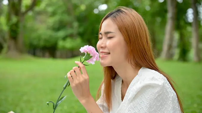 perempuan putus cinta move on tenang tersenyum kalem santai