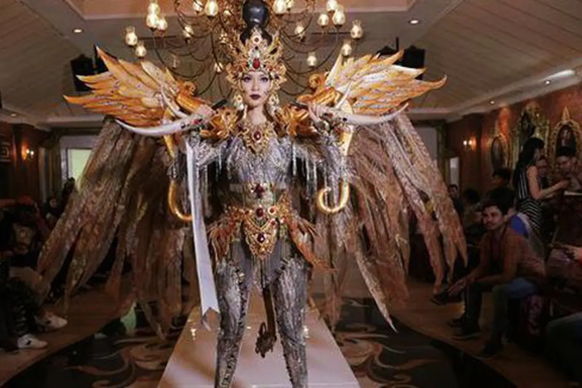 Karina Nadila dan national costume Indonesia/copyright: KapanLagi.com