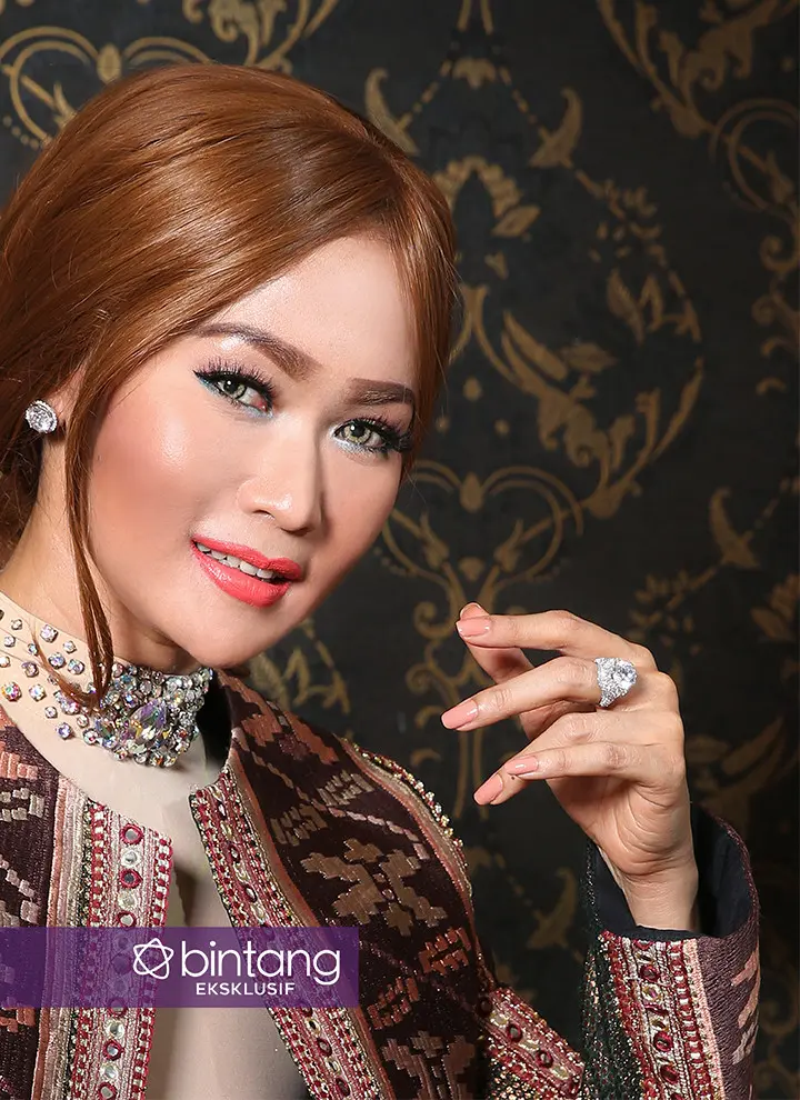 Inul Daratista terbuka bagi siapa saja yang ingin belajar dunia dangdut. (Foto: Bambang E Ros, Stylist: Indah Wulansari, MUA: @inulbeauty by @djayagiza, DI: Muhammad Iqbal Nurfajri)