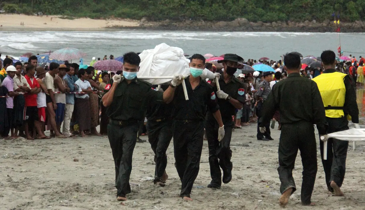 Jasad korban kecelakaan pesawat militer yang jatuh ke laut Andaman dievakuasi tim penyelamat di pantai Launglon, Myanmar, Kamis (8/6). Pesawat tengah mengudara pada ketinggian 18 ribu kaki di atas Laut Andaman saat hilang kontak. (AP Photo/Esther Htusan)