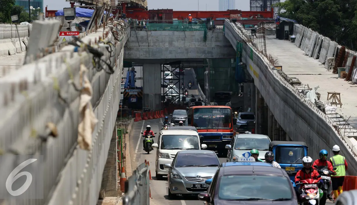 Sejumlah kendaraan melintas di dekat Pembangunan jalan layang transjakarta Tandean-Ciledug, Jakarta, Selasa (13/9). Pembangunan Jalan Layang Bus Transjakarta Koridor XIII Ciledug-Tendean sudah sangat signifikan. (Liputan6.com/Helmi Afandi)