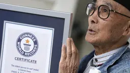 Seiichi Sano, pria Jepang berusia 89 tahun yang diakui sebagai pria tertua yang pernah berselancar oleh Guinness World Records, mengatakan bahwa ia akan terus mengejar ombak hingga usianya mencapai 100 tahun. (AP Photo/Eugene Hoshiko)