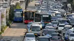 Bus Angkutan Perbatasan Terintegrasi Busway (APTB) saat melintas di kawasan Sudirman, Jakarta, Kamis (7/5/2015). Mulai pekan depan APTB tidak diperbolehkan melintas di jalur Transjakarta. (Liputan6.com/Johan Tallo)