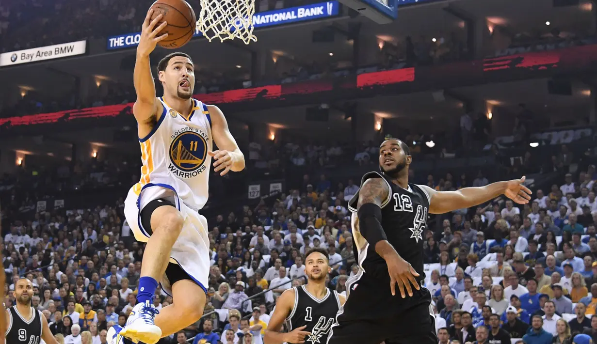 Golden State Warriors forward, Klay Thompson #11 melakukan layup saat melawan San Antonio Spurs pada laga perdana NBA di Oracle Arena, Rabu (26/10/2016) WIB. (Reuters/Kyle Terada-USA TODAY Sports)