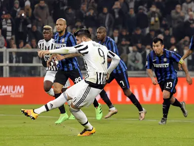 Penyerang Juventus, Alvaro Morata saat melakukan penalti melawan Inter Milan dalam pertandingan leg pertama Coppa Italia di Stadion Olympic, Turin, (28/1/2016). Juventus menang atas Inter Milan dengan skor 3-0. (REUTERS/Giorgio Perottino)