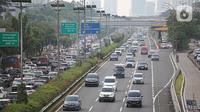 Kendaraan melintas di tol Semanggi, Jakarta, Sabtu (5/11/2022). Pemerintah berencana untuk mengimplementasikan bayar tol nontunai 'jarak jauh' atau nirsentuh mulai Desember 2022.  Sistem MLFF ini diharapkan bisa berjalan dengan baik dan dapat digunakan di seluruh ruas tol pada akhir 2023. Dengan demikian, maka pada 2024 semua ruas tol menggunakan sistem MLFF. (Liputan6.com/Faizal Fanani)