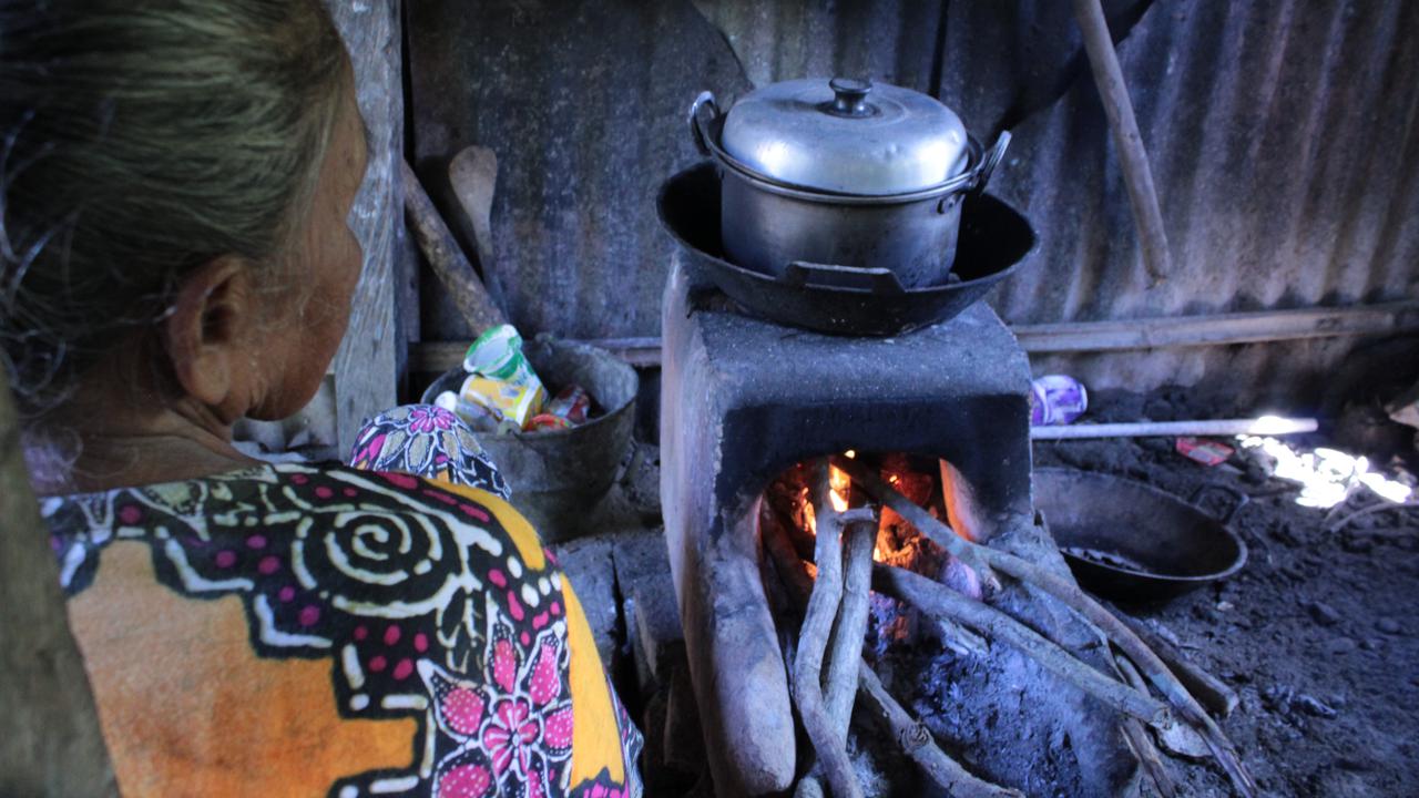 Warga memasak menggunakan tungku kayu bakar. (Liputan6.com/Arfandi Ibrahim)
