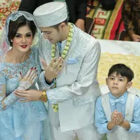 Rifky Balweel dan Biby Alraen kini tengah berbahagia lantaran sudah resmi menjadi sepasang suami istri. Minggu, 7 Januari 2018, pernikahan berlangsung di Masjid PTIK, Kebayoran Baru, Jakarta Selatan. (Adrian Putra/Bintang.com)