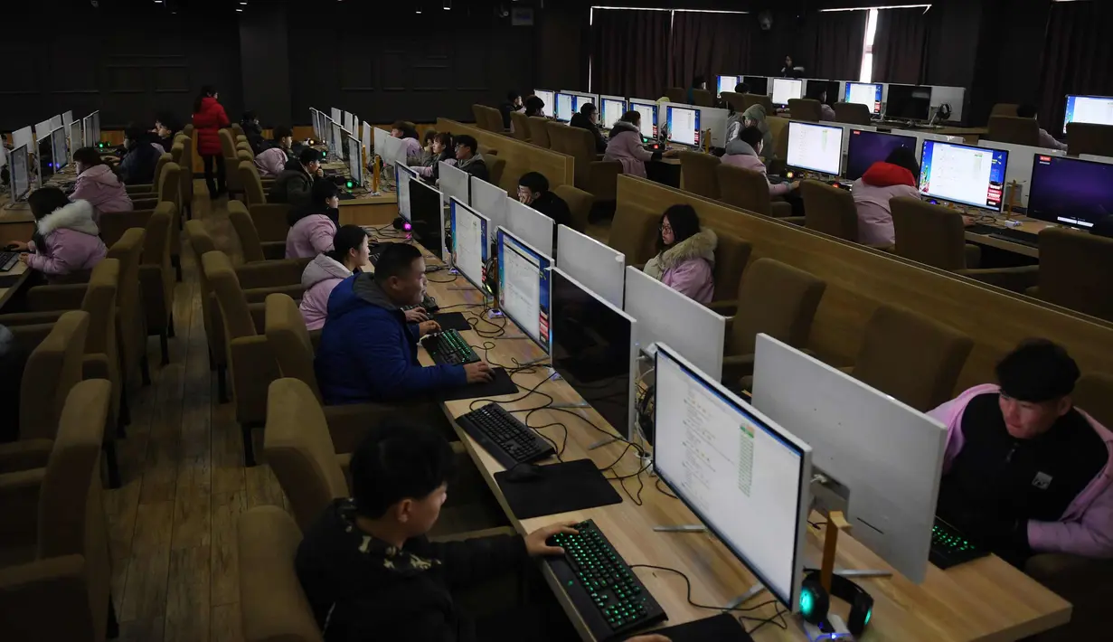Suasana saat sejumlah siswa mengikuti ujian di ruang komputer di sebuah sekolah teknik di Jinan, di provinsi Shandong, China timur, (29/1). (AFP Photo/Greg Baker)