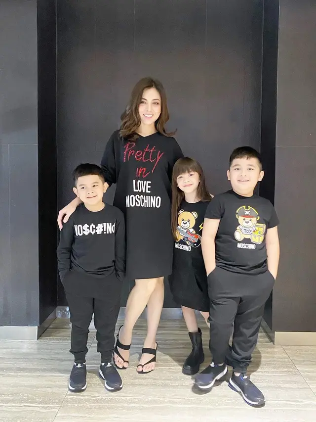 Dhena Devanka Bareng Tiga Anaknya