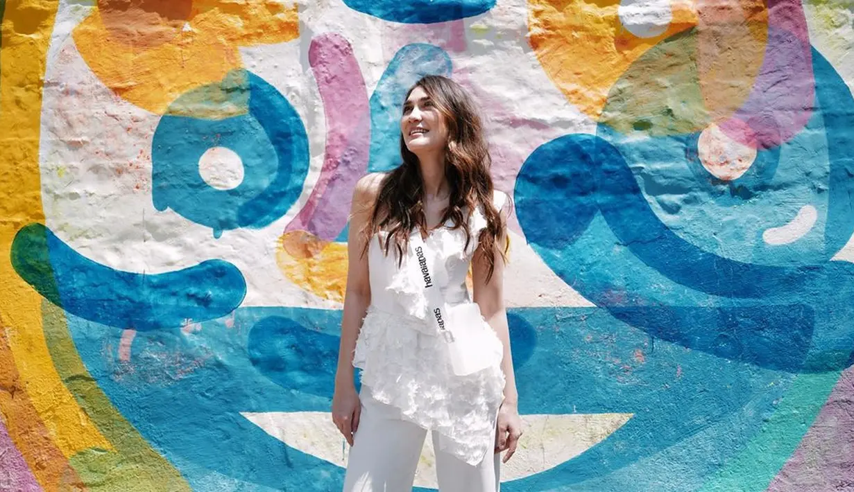 “Kadang-kadang kita pengen naik motor, cuma kalau di Bali tuh kalau kita pakai baju adat Bali gitu kadang-kadang ada eksepsi, gitu lho. Maksudnya dikecualikan untuk tidak pakai helm,” ujar Luna. (Instagram/lunamaya)