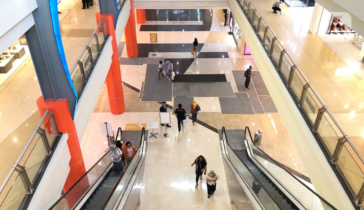 Suasana salah satu pusat perbelanjaan di Depok, Jawa Barat, Rabu (17/6/2020). Mulai 16 Juni 2020, sejumlah pusat perbelanjaan di Kota Depok kembali beroperasi selama masa PSBB proporsional, namun tetap dengan memerhatikan protokol-protokol kesehatan. (Liputan6.com/Immanuel Antonius)