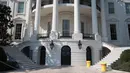 Renovasi tangga di teras Portico Selatan Gedung Putih, Washington yang baru saja rampung, Selasa (22/8). Renovasi interior dan eksterior rumah dinas Presiden AS Donald Trump itu memakan biaya hingga Rp 45 miliar. (AP Photo/Carolyn Kaster) 