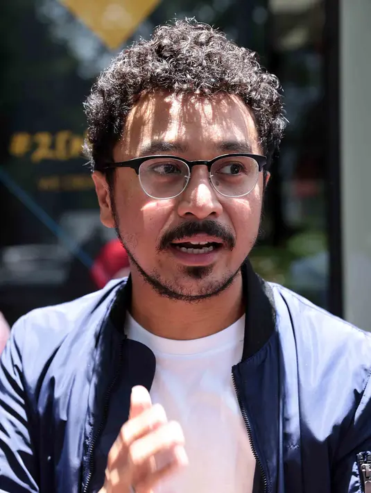 "Saya enggak ngeluarin sepeser pun cuma buat naik taksi doang. Saya bukan tipe-tipe orang yang kayak gitulah, itu cuma nemenin ibu saya aja," jelas Giring, saat dihubungi wartawan melalui telepon, Selasa (14/3) seperti dilansir dari Liputan6.