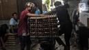 Penjual merapikan telur ayam di atas sepeda motor di toko kawasan Cirendeu, Jakarta Selatan, Selasa (7/6/2022). Harga telur ayam kini masih terbilang tinggi bahkan hampir mencapai Rp 30 ribu per kg. (Liputan6.com/Johan Tallo)