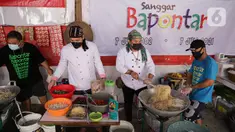 Relawan memasak makanan di dapur umum peduli COVID-19 di kawasan Karet Semanggi, Jakarta, Selasa (13/7/2021). Warga Karet Semanggi mendirikan dapur umum untuk membantu mereka yang sedang isolasi mandiri dan terdampak kebijakan PPKM Darurat. (Liputan6.com/Faizal Fanani)