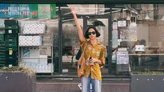 Memadukan kemeja berwarna mustard dengan celana denim seperti yang yang dilakukan Putri Marino ini bisa dijadikan pilihan. Dirinya juga terlihat memakai tote bag berwarna cokelat serta kacamata hitam sebagai pelengkap penampilan. (Liputan6.com/IG/@putrimarino)