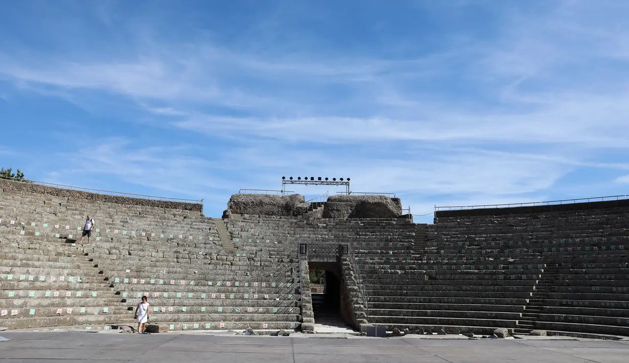 Orang-orang mengunjungi Taman Arkeologi Ostia Antica di Roma, Italia, 19 Agustus 2020. Ostia Antica merupakan situs arkeologi besar dari abad ke-4 SM yang berada dekat kota modern Ostia. (Xinhua/Cheng Tingting)