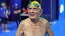George Corones tersenyum sebelum berenang di Gold Coast Aquatic Centre di Gold Coast, Queensland, Australi (28/2). Corones merupakan satu-satunya perenang dalam kelompok usia 100-104 tahun, berenang sendirian. (AFP/Swimming Australia)