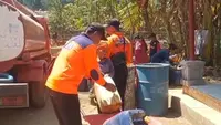 BPBD Probolinggo melakukan droping air bersih ke daerah terdampak kekeringan.
