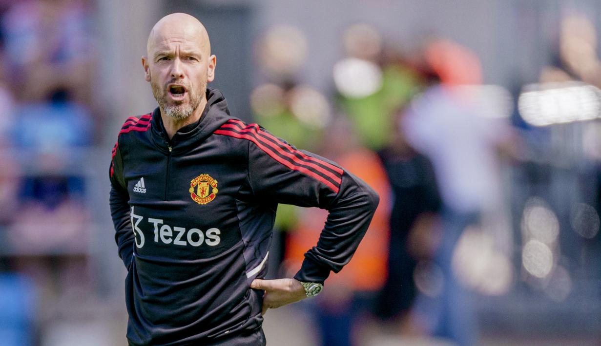 <p>Erik ten Hag. Pelatih anyar Manchester United asal Belanda berusia 52 tahun ini baru saja mendatangkan mantan anak asuhnya di Ajax Amsterdam, Lisandro Martinez di bursa transfer musim panas 2022/2023. Keduanya pernah bekerjasama di Ajax Amsterdam selama 3 musim mulai 2019/2020 hingga 2021/2022. Erik ten Hag sendiri membesut Ajax Amsterdam mulai tengah musim 2017/2018 hingga akhir musim 2021/2022. (AFP/NTB/Stian Lysberg Solum)</p>