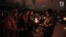 Sekjen DPP PDIP Hasto Kristiyanto membagikan api lilin kepada jemaat dalam acara Natal Taruna Merah Putih di Jakarta, Jumat (22/12). Natal 2017 bertemakan 'Konser Bersama Tuhan Yesus di Danau Toba' (Liputan6.com/Faizal Fanani)