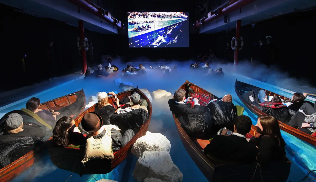 Bioskop di Paris ini merancang sebuah kolam renang menjadi sebuah studio pertunjukan seperti Para penonton film duduk di atas sampan-sampan yang berbaris rapi di atas kolam sehingga Anda akan merasa menyatu dengan cerita film. (wordpress.com)