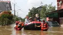 Artis Nikita Mirzani saat meninjau banjir di perumahan Ciledug Indah, Tangerang, Banten, Kamis (2/1/2020). Nikita menaiki perahu karet untuk melihat kondisi banjir di perumahan tersebut. (Liputan6.com/Angga Yuniar)