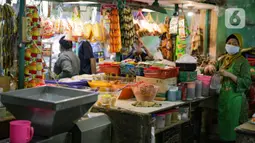 Pedagang menunggu pembeli di kiosnya di Pasar Mede, Jakarta, Rabu (15/12/2021). Harga pangan yang naik antara lain semua jenis cabe, bawang-bawangan serta minyak goreng. (Liputan6.com/Faizal Fanani)