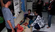 Petugas kesehatan saat memeriksa pasien korban keracunan makanan acara pernikahan di Sukabumi (Liputan6.com/Fira Syahrin).