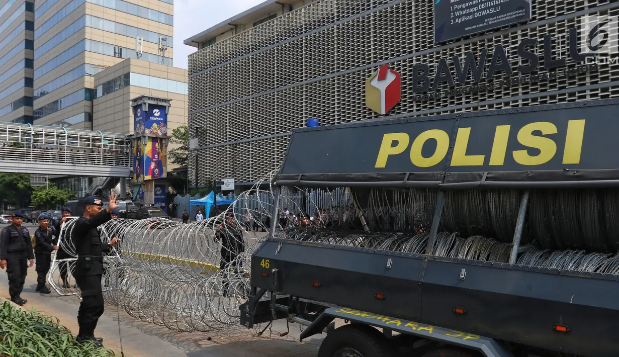 Kawat berduri mulai dipasang sebagai bagian dari pengamanan di kawasan Kantor Bawaslu, Jakarta, Selasa (21/5/2019). Personel TNI-Polri dari berbagai kesatuan disebar ke sejumlah titik dan objek vital guna membantu pengamanan Ibu Kota setelah penetapan hasil rekapitulasi suara KPU. (Liputan6.com/Joha