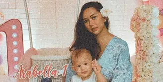 Menjadi seorang ibu adalah dambaan hampir sebagian besar perempua, meskipun tugasnya tidak lah muda. Hal tersebut dirasakan Aura Kasih yang kini memiliki satu anak perempuan bernama Arabella.  (Instagram/aurakasih)