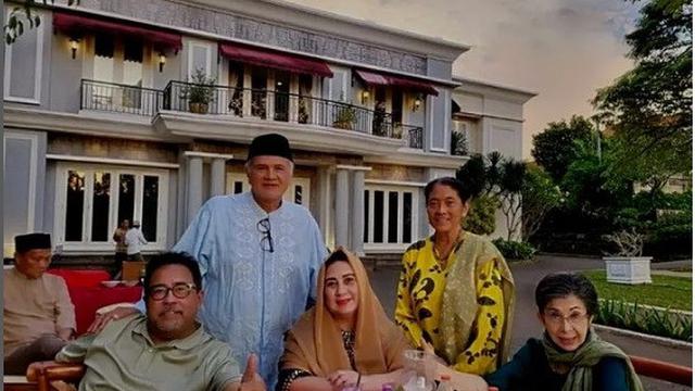 Artis lintas generasi hadir di Bukber Ramadhan 2023 yang digelar Camelia Malik di studio Persari (Foto: Instagram cameliamalikreal)