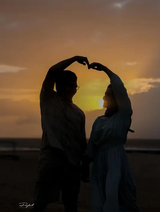 Di kolom komentar, pria yang kerap disapa Alul itu juga menjelaskan terkait tanggal lahirnya. "Terimakasih sayang...tp pasti skr pada bingung knp tgl 24 mei bkn tgl 23??😁 jd, dl bapak waktu daftarin sy sekolah SD salah catet tanggal (saking byk anaknya mungkin😃)." tulis Sahrul Gunawan. [Instagram/dine.pearl]