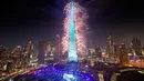 Kembang api meledak di Burj Khalifa, gedung tertinggi di dunia, saat perayaan Malam Tahun Baru di Dubai, Uni Emirat Arab, Senin (1/1/2024). (AP Photo/Kamran Jebreili)