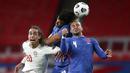 Pemain Denmark Yussuf Poulsen (kiri) berebut bola dengan pemain Inggris Tyrone Mings (tengah) dan Kyle Walker (kanan) pada pertandingan UEFA Nations League di Stadion Wembley, London, Inggris, Rabu (14/10/2020). Denmark menang 1-0. (Nick Potts/Pool via AP)