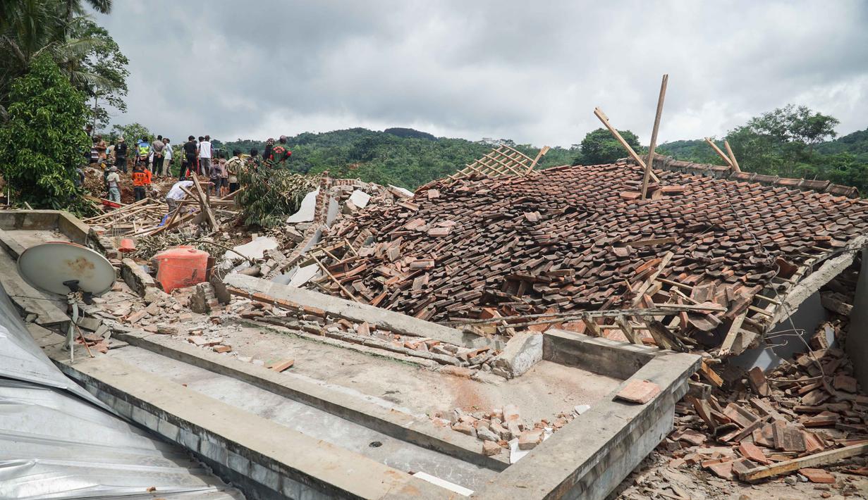 Tim pencari dan penyelamat gabungan, termasuk 155 personel Polda Jateng serta anjing pelacak, dikerahkan untuk mempercepat proses pencarian korban hilang. Tampak dalam foto, sebuah rumah yang hancur terlihat saat tim penyelamat mencari korban selamat setelah longsor menimbun beberapa rumah di Desa Cibeunying, Kabupaten Cilacap, Jawa Tengah, pada Jumat 14 November 2025. (Bakhtiar RAHMAN/AFP)